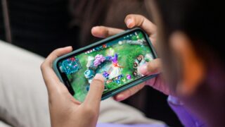 スマートフォンでミニゲームを遊ぶイメージ