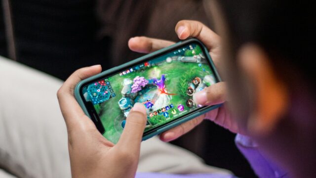 スマートフォンでミニゲームを遊ぶイメージ