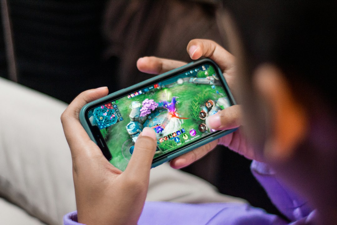 スマートフォンでミニゲームを遊ぶイメージ